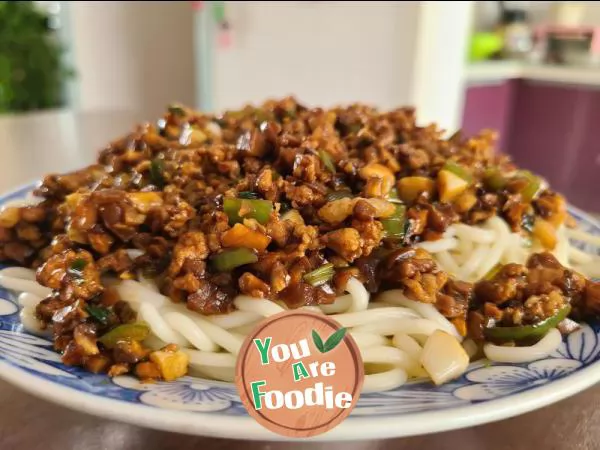 Fried noodles with mushroom meat foam