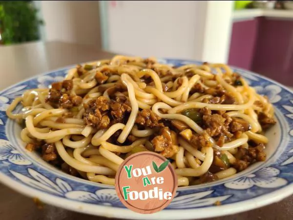 Fried noodles with mushroom meat foam