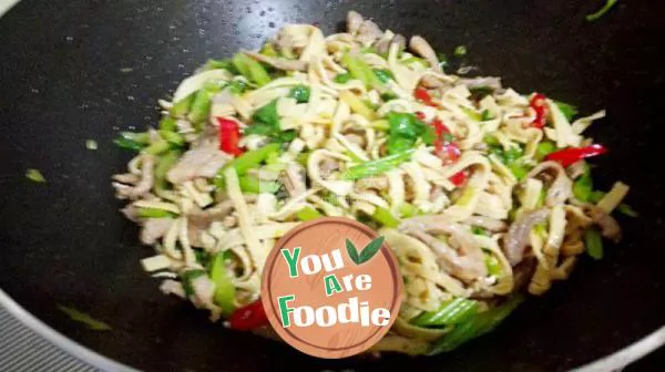 Fried shredded pork with celery and bean skin