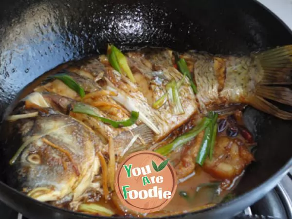 Braised carp in brown sauce