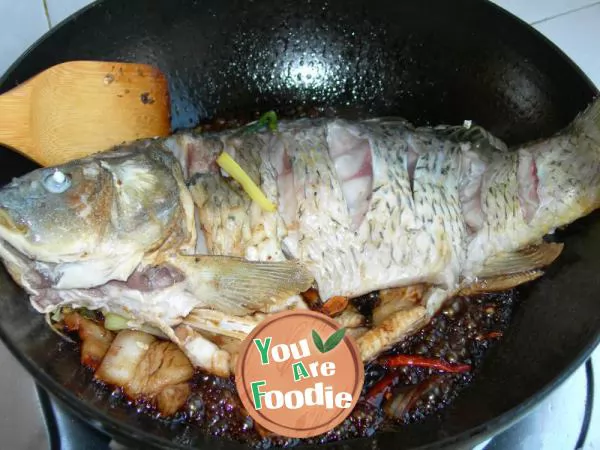 Braised carp in brown sauce