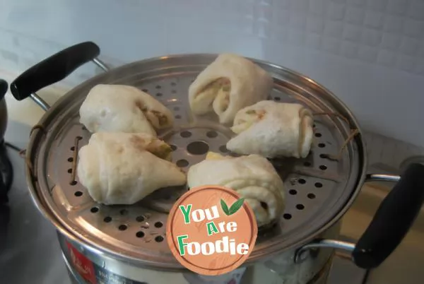 Guangdong new year's appetizer made of flour -- [instant roll for getting rich]