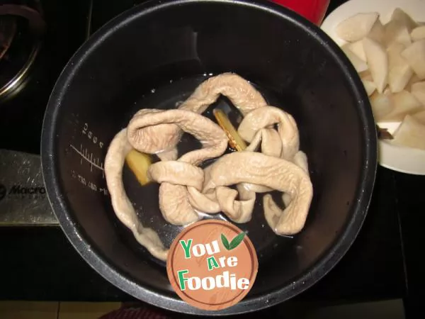 [braised donkey intestines with radish] make the most delicious home-made dish with the simplest materials