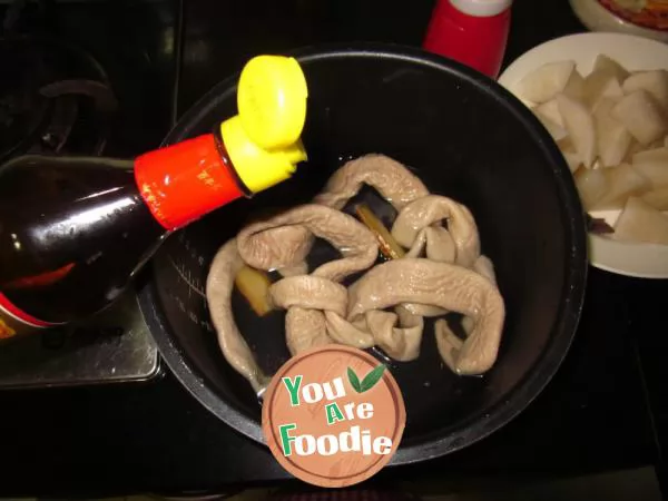 [braised donkey intestines with radish] make the most delicious home-made dish with the simplest materials