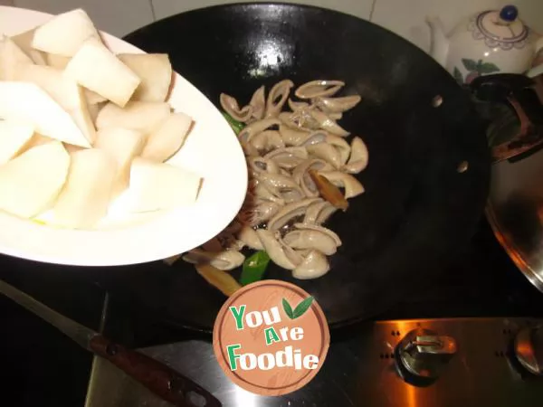 [braised donkey intestines with radish] make the most delicious home-made dish with the simplest materials