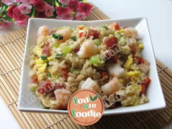 Fried brown rice with assorted brocade