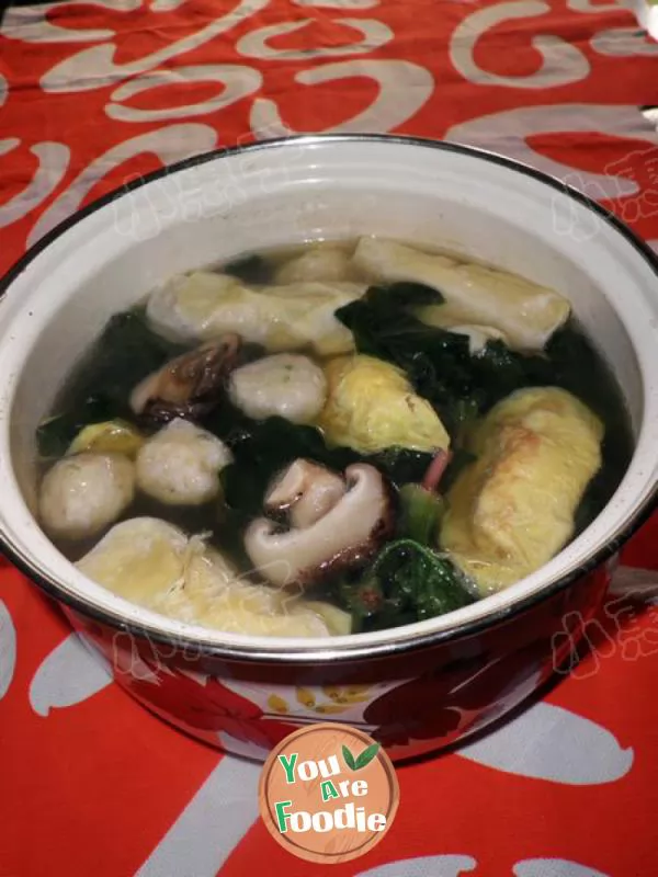 The-ninth-part-of-the-new-year's-dish-is-a-light-three-dozen-soup-------egg-dumplings,-fish-balls,-and-Venetian-blinds-soup