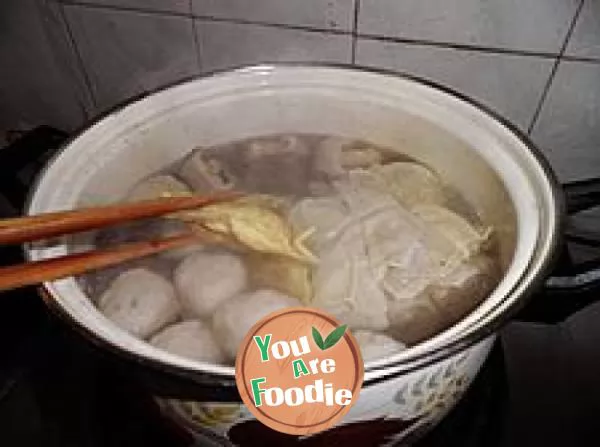 The ninth part of the new year's dish is a light three dozen soup ----- egg dumplings, fish balls, and Venetian blinds soup