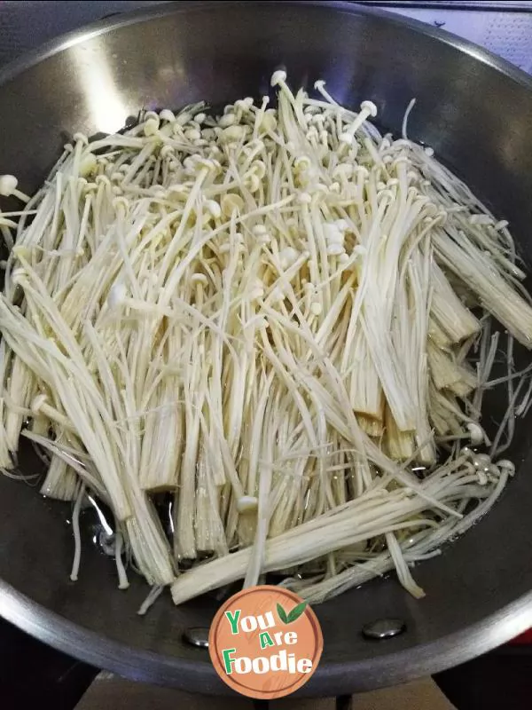 Stir fried Flammulina velutipes