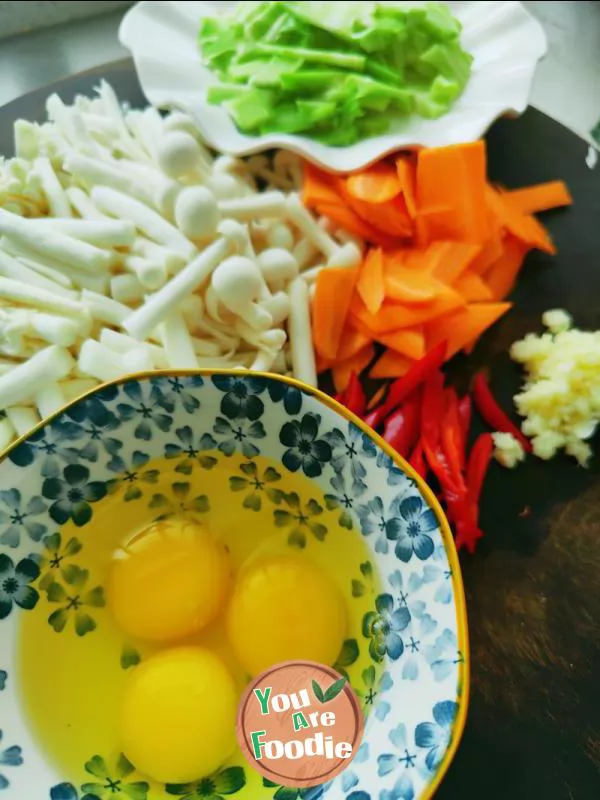 Fried eggs with seafood mushrooms and carrots