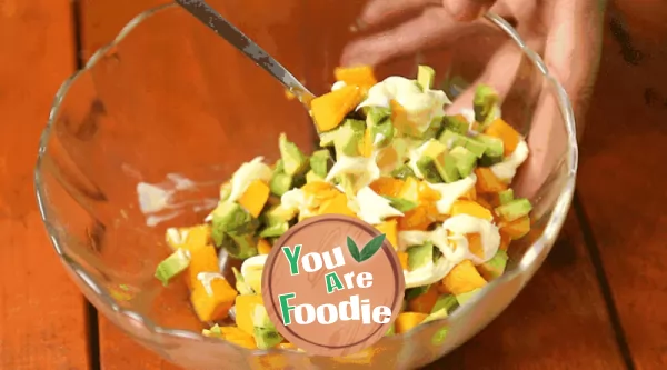 Potato chips, fragrant mango, avocado and shrimp salad