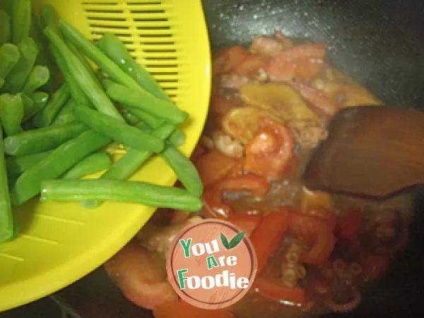 Octopus and green beans in tomato sauce