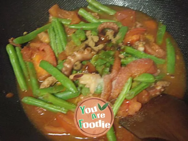 Octopus and green beans in tomato sauce