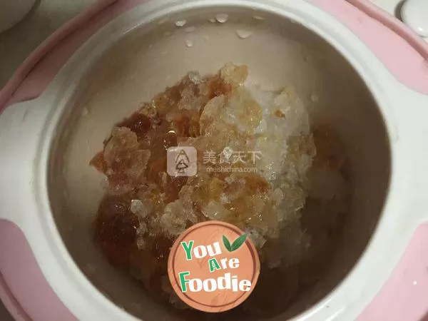 Stewed bird's nest with peach glue