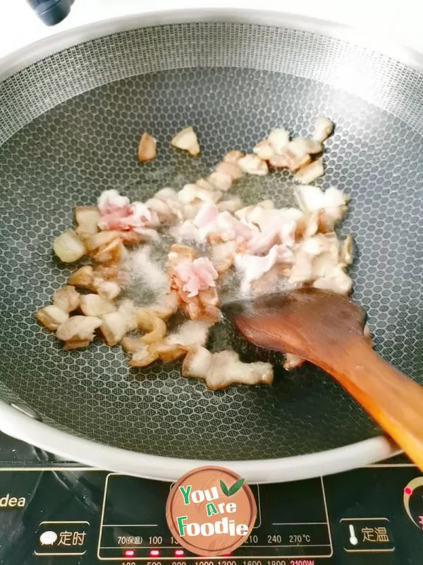 Fried dried beans with leek moss