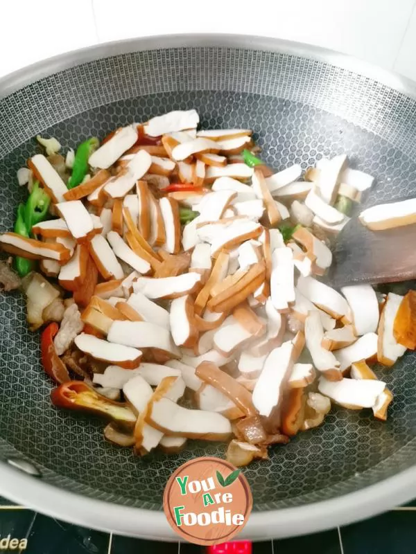 Fried dried beans with leek moss