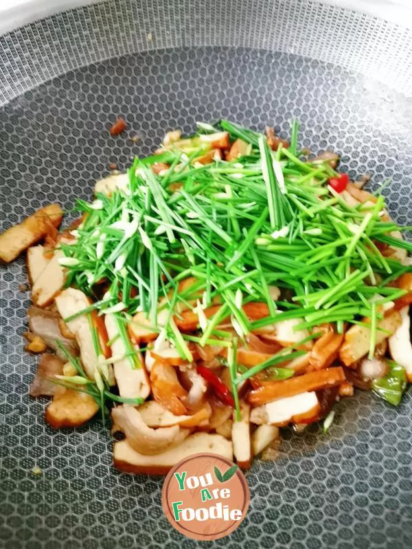 Fried dried beans with leek moss