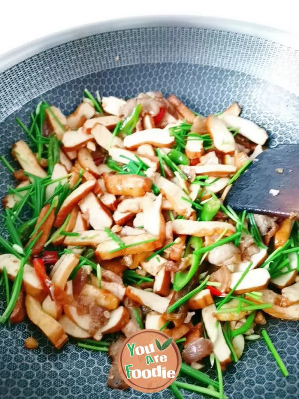 Fried dried beans with leek moss