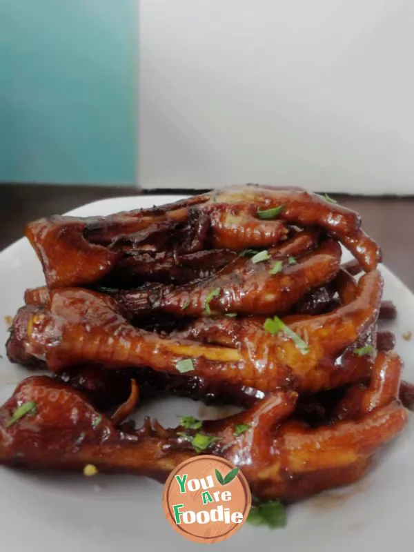 [braised spicy chicken feet in brown sauce]