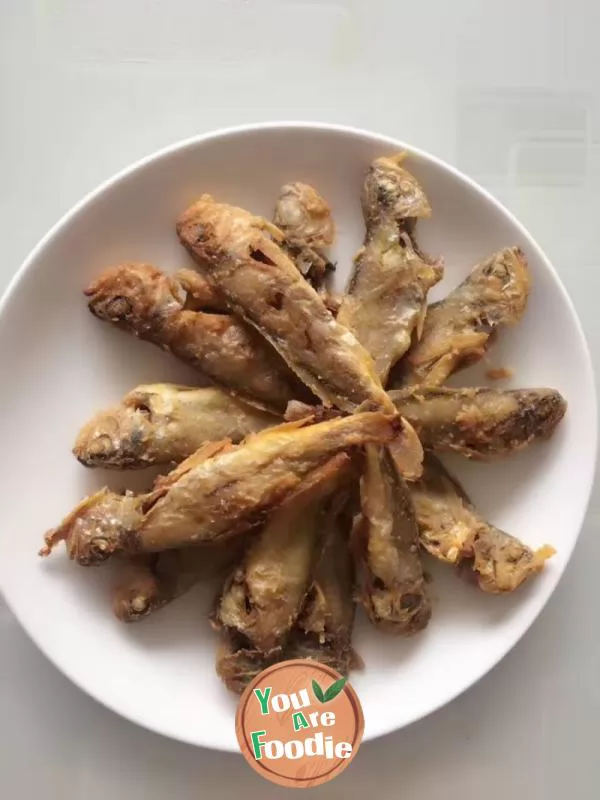 Fried small yellow croaker