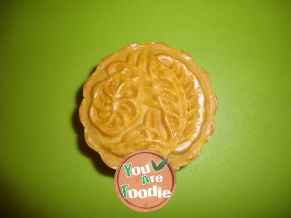 Cantonese-style mooncake 