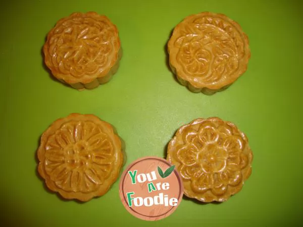 Cantonese-style mooncake 