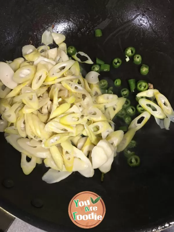 Fried shredded pork with Hangzhou pepper and bamboo shoots