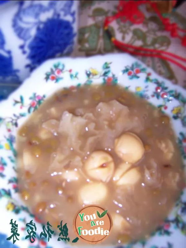 Congee with tremella, lotus seeds and mung beans