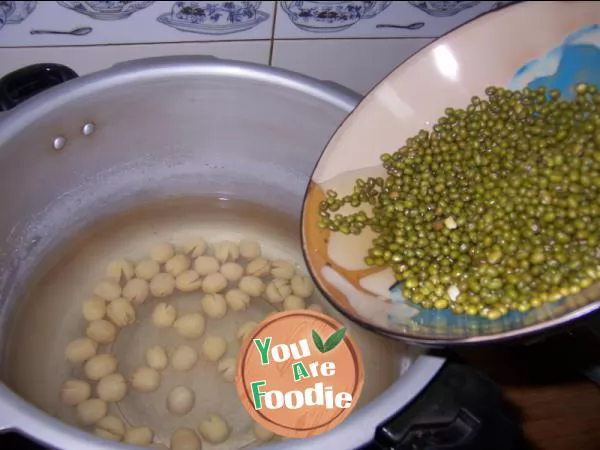 Congee with tremella, lotus seeds and mung beans