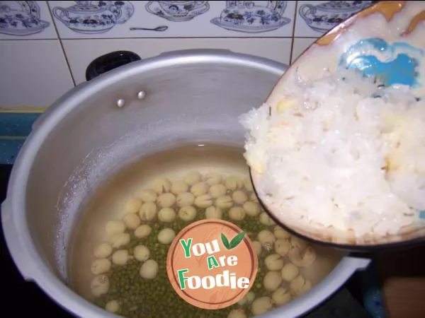 Congee with tremella, lotus seeds and mung beans