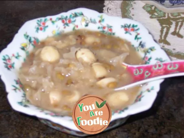 Congee with tremella, lotus seeds and mung beans