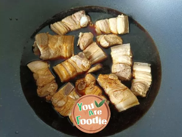 Braised pork belly with shaking buttocks