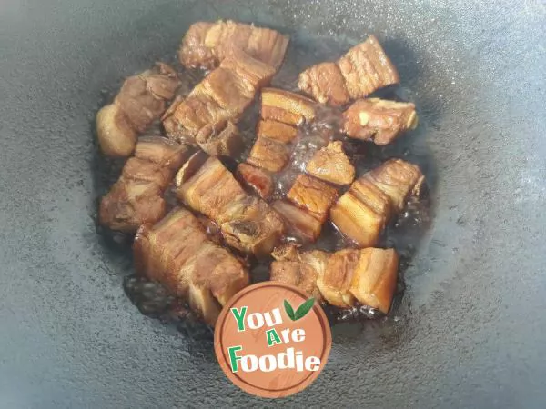 Braised pork belly with shaking buttocks