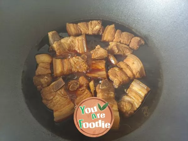 Braised pork belly with shaking buttocks