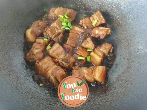 Braised pork belly with shaking buttocks