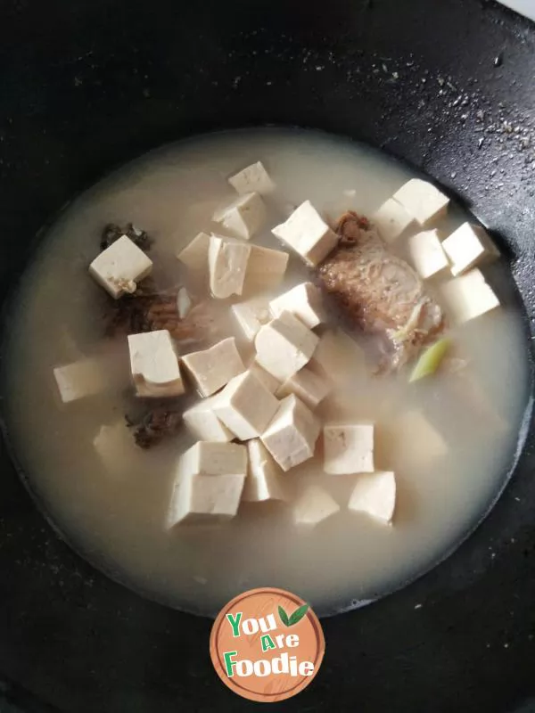 Crucian bean curd soup