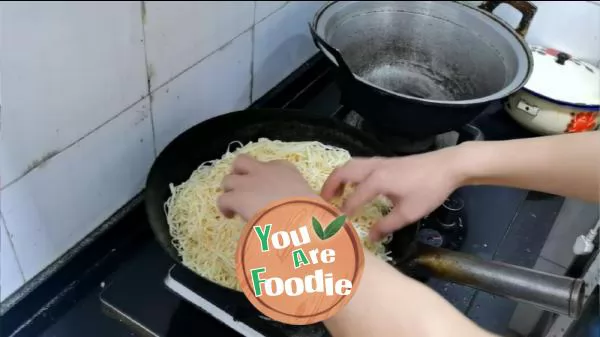 Stewed noodles with pork and beans