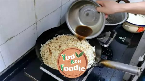 Stewed noodles with pork and beans