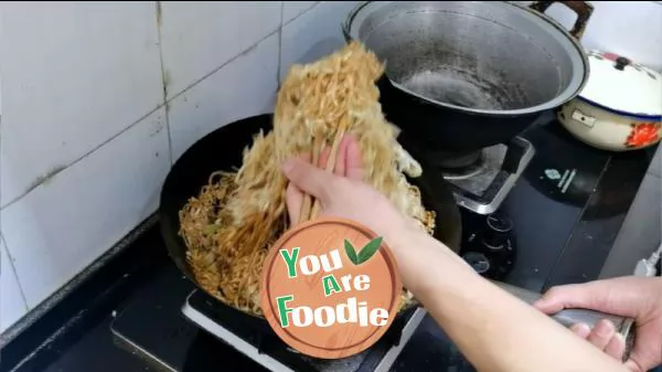 Stewed noodles with pork and beans