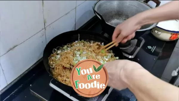 Stewed noodles with pork and beans