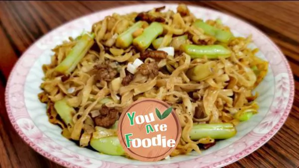 Stewed noodles with pork and beans