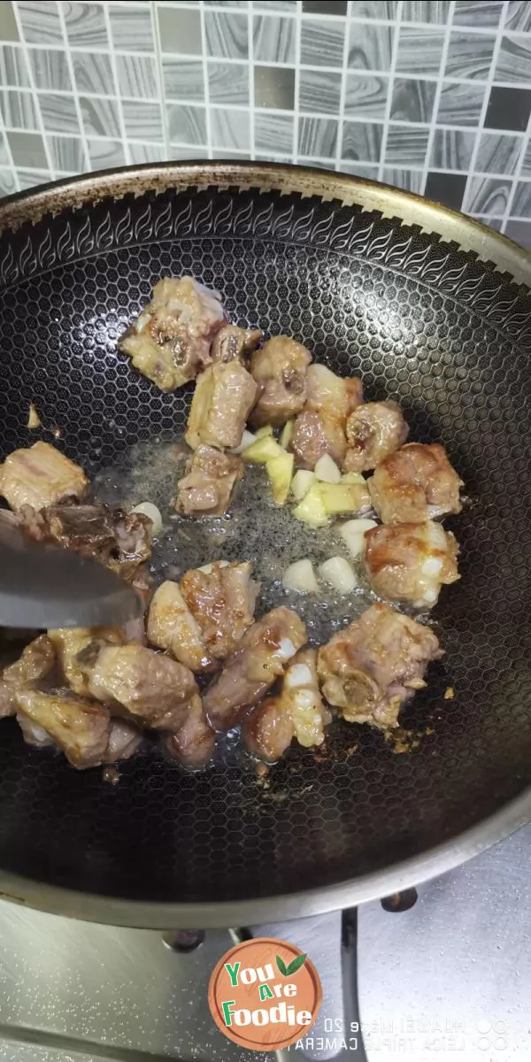 Braised spareribs with mushrooms