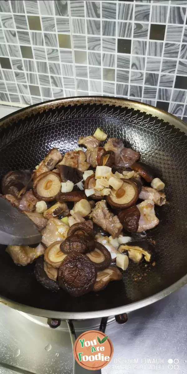 Braised spareribs with mushrooms