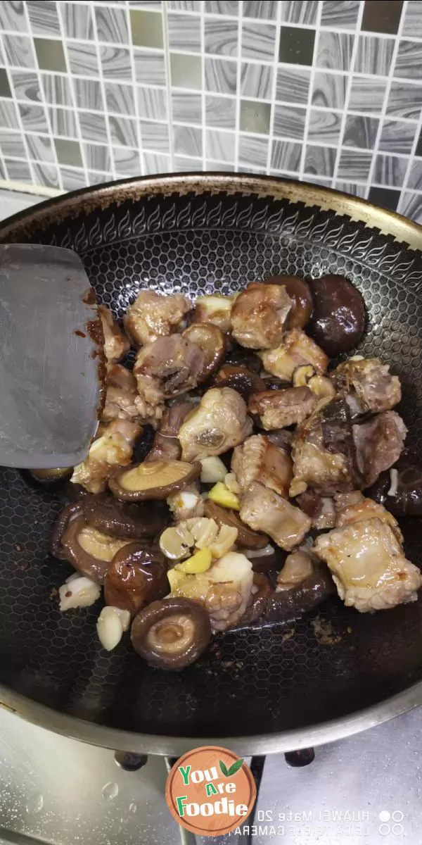 Braised spareribs with mushrooms