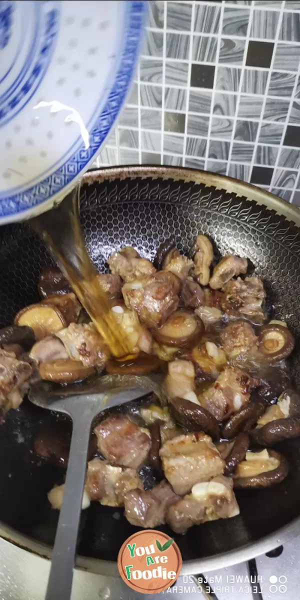 Braised spareribs with mushrooms