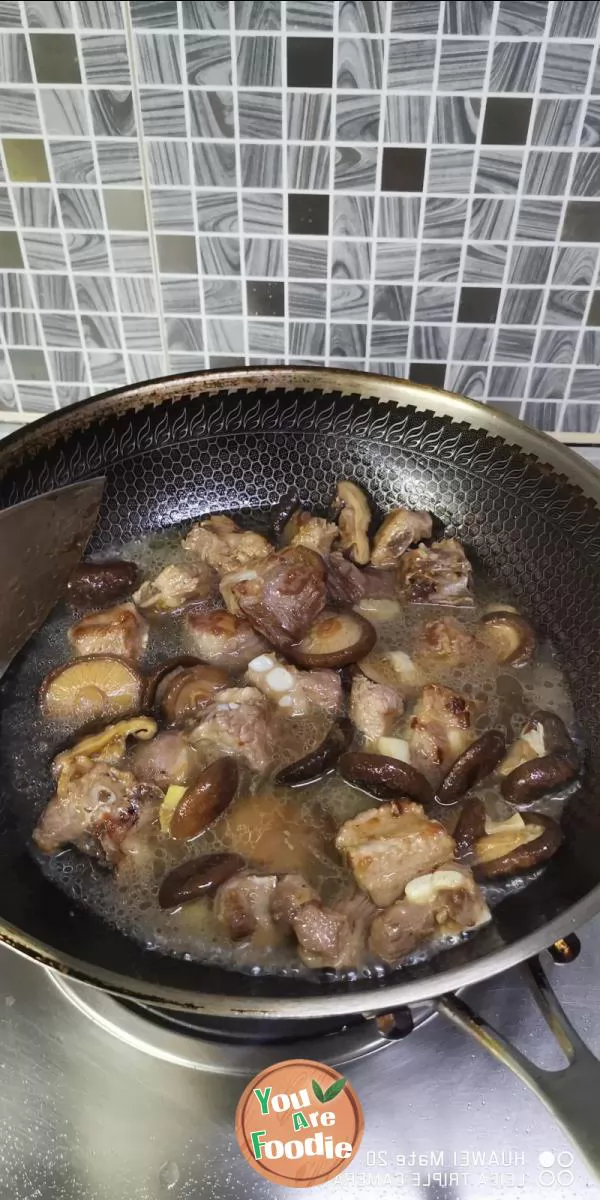 Braised spareribs with mushrooms