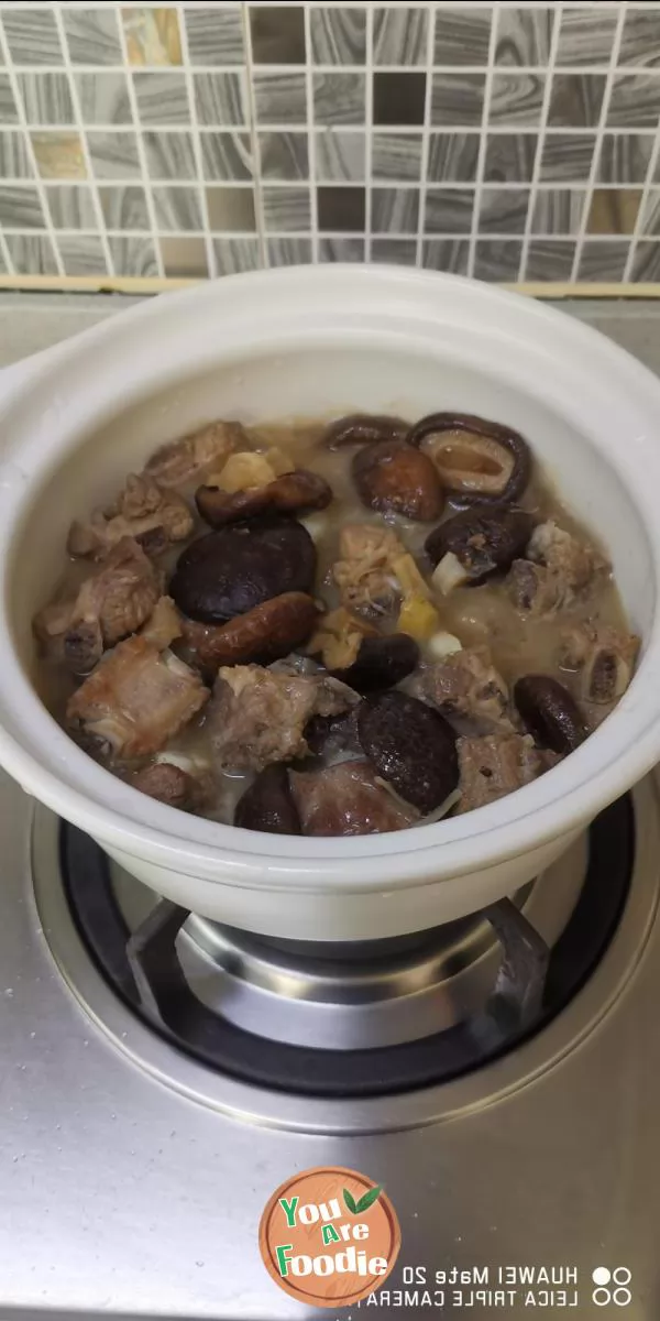 Braised spareribs with mushrooms