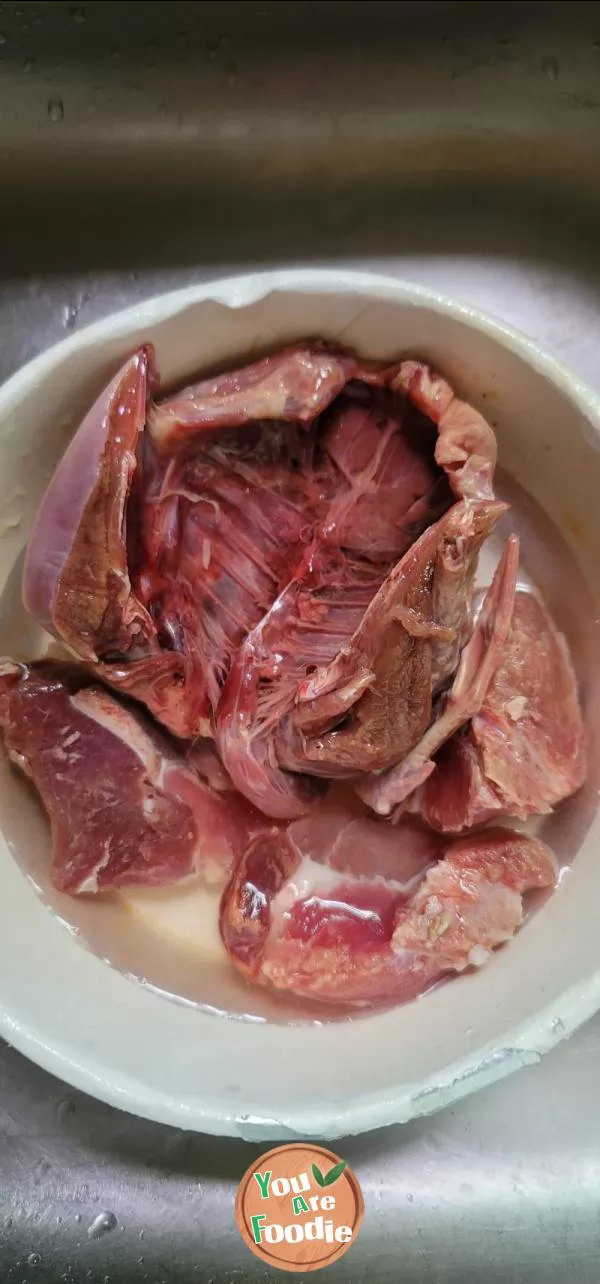 Stewed pigeon ribs with cranberry fruit soup