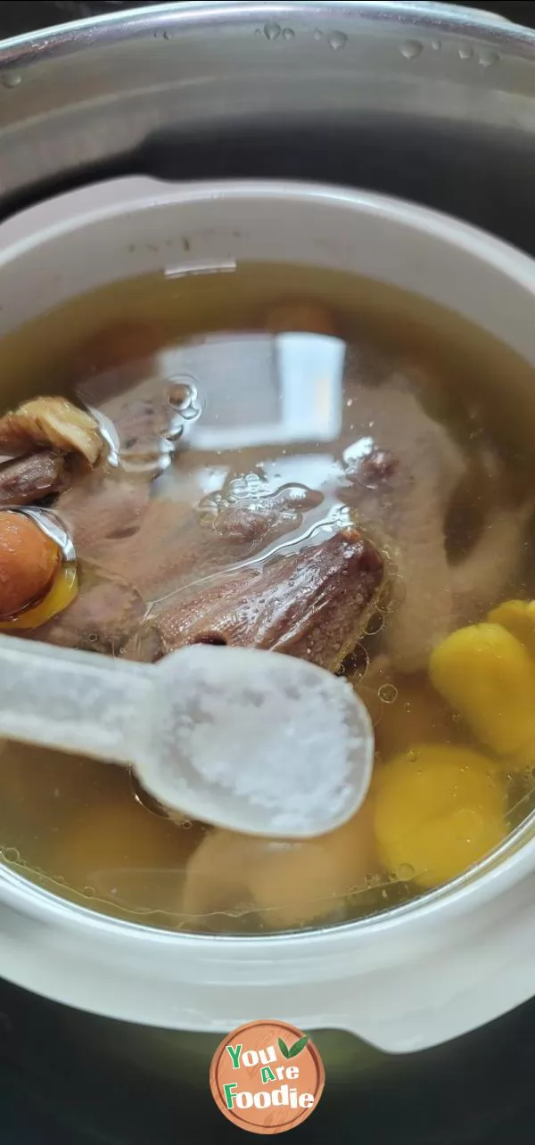 Stewed pigeon ribs with cranberry fruit soup