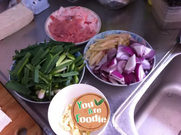 Mom's private dish --- bear paw tofu, raw and fried meat